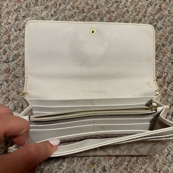 Michael Kors Vanilla/Beige Signature Canvas Fulton Flap Continental Wallet - Picture 3 of 14